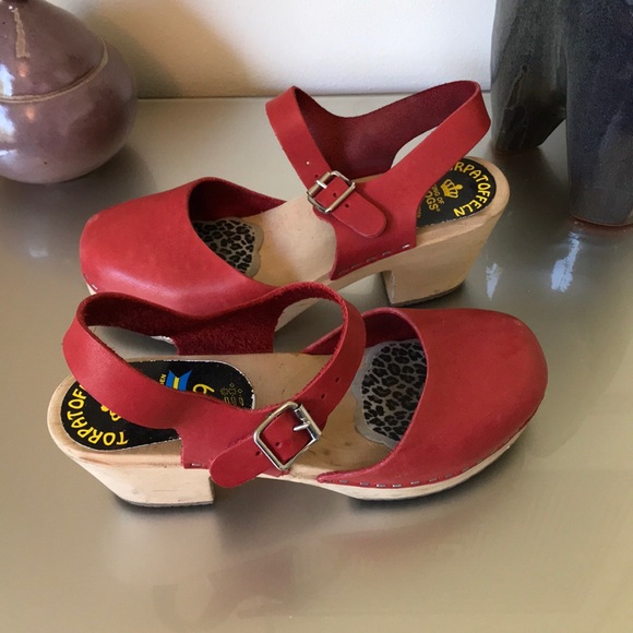 Torpatoffeln Shoes - Red Swedish clogs - Perfect for fall!